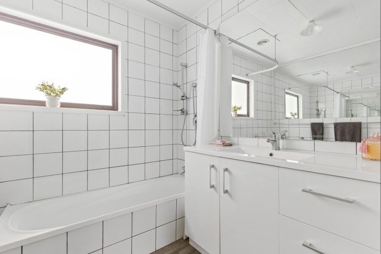 Photo of property in 96a Mako Mako Road, Levin, 5510