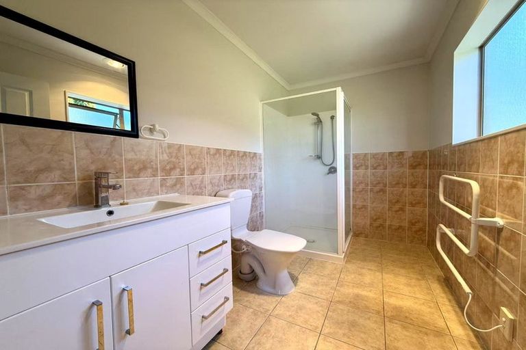 Photo of property in 17 Parkcrest Drive, Henderson, Auckland, 0612