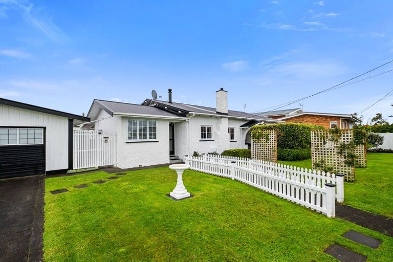 Photo of property in 220 Mangorei Road, Merrilands, New Plymouth, 4312