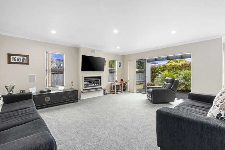 Photo of property in 21 Newbury Place, Schnapper Rock, Auckland, 0632