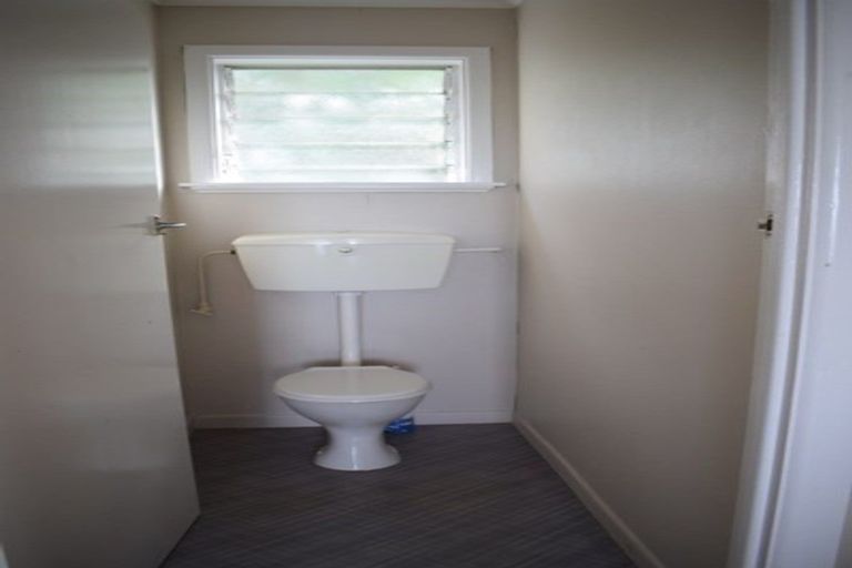 Photo of property in 68 Lyons Avenue, Murrays Bay, Auckland, 0630