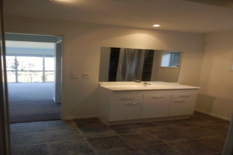 Photo of property in 1/28 Bournemouth Terrace, Murrays Bay, Auckland, 0630