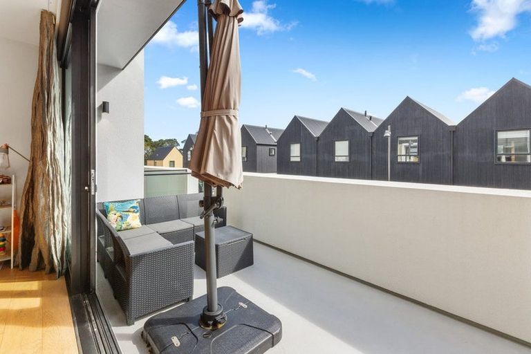 Photo of property in 5 Jean Caldwell Way, Island Bay, Wellington, 6023