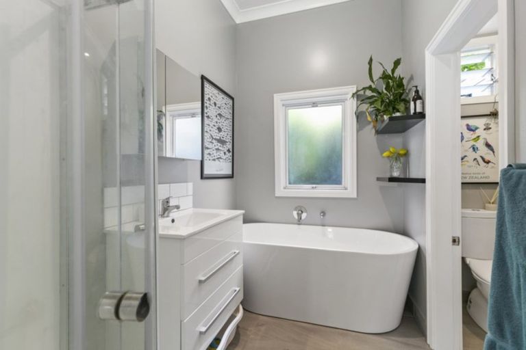 Photo of property in 7 Northland Road, Northland, Wellington, 6012