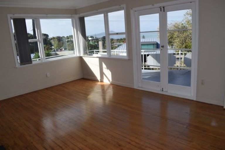 Photo of property in 68 Lyons Avenue, Murrays Bay, Auckland, 0630