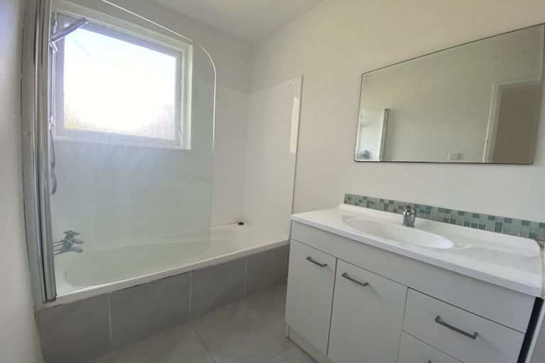 Photo of property in 2/58 Peach Road, Glenfield, Auckland, 0629