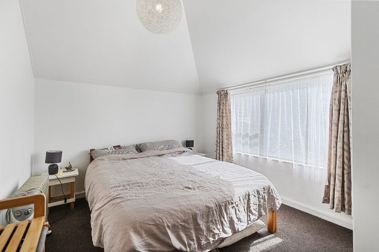 Photo of property in 128 Akaroa Drive, Maupuia, Wellington, 6022