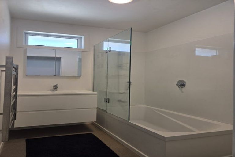 Photo of property in 32 Roberts Road, Te Atatu South, Auckland, 0610