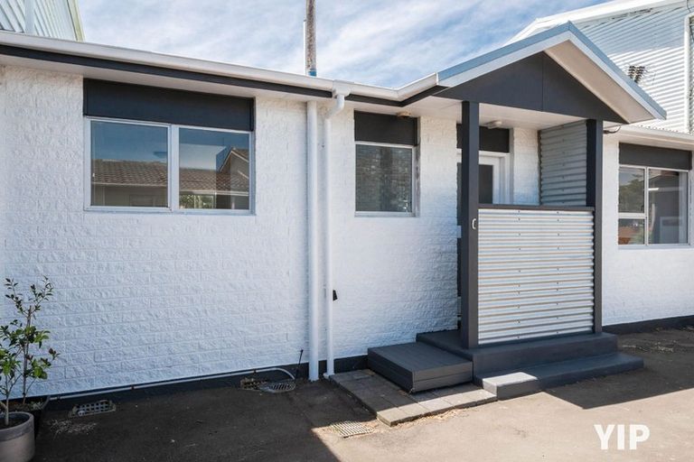 Photo of property in 7c Cheyne Walk, Newlands, Wellington, 6037