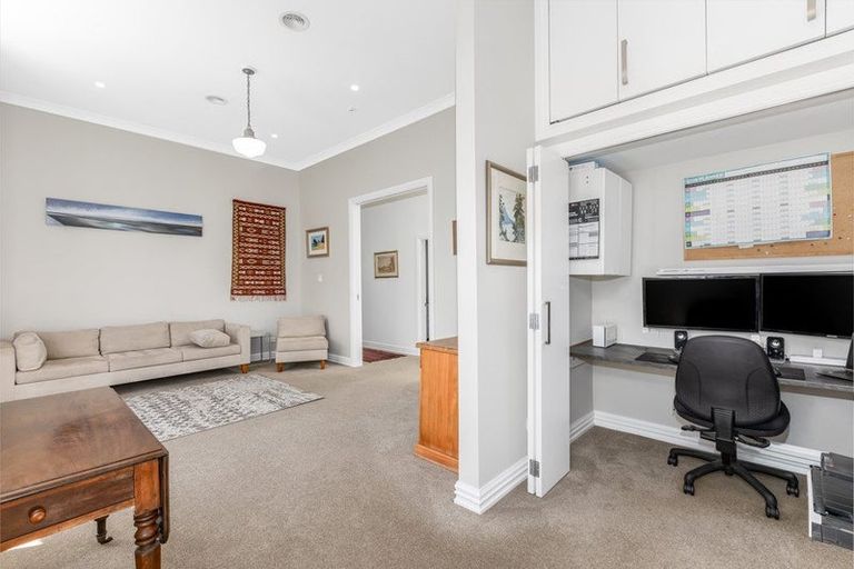 Photo of property in 21 Farm Road, Northland, Wellington, 6012