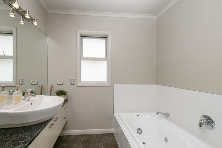 Photo of property in 1 Kingsgate Place, Dannemora, Auckland, 2016