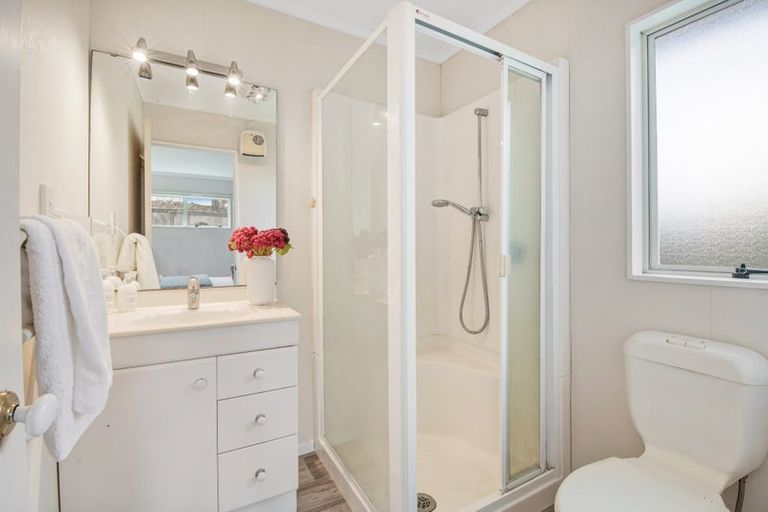 Photo of property in 28 Tyburn Lane, Unsworth Heights, Auckland, 0632