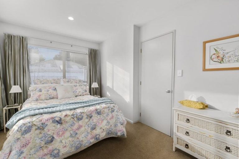Photo of property in 2/64 Onewa Road, Northcote, Auckland, 0627