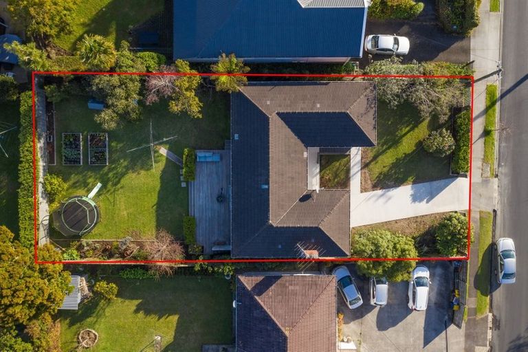 Photo of property in 33 Pupuke Road, Birkenhead, Auckland, 0627