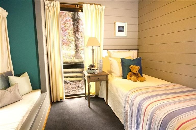 Photo of property in 18 Ridgewood Crescent, Birkenhead, Auckland, 0626