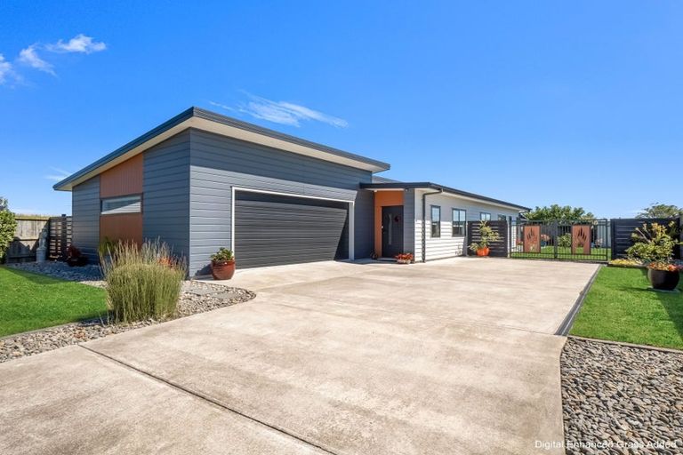 Photo of property in 8 Ash Close, Levin, 5510