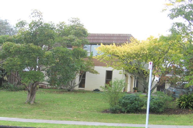 Photo of property in 2 Maroubra Place, Botany Downs, Auckland, 2010