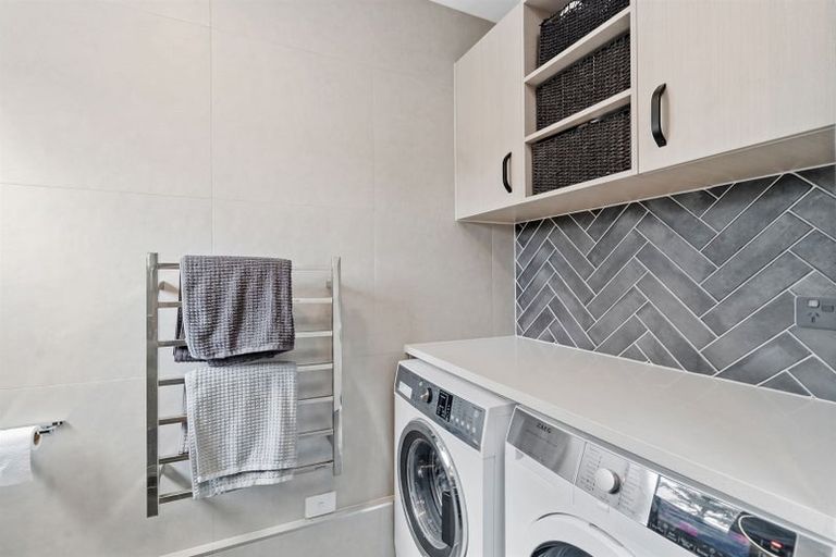 Photo of property in 2/18 Parr Terrace, Castor Bay, Auckland, 0620