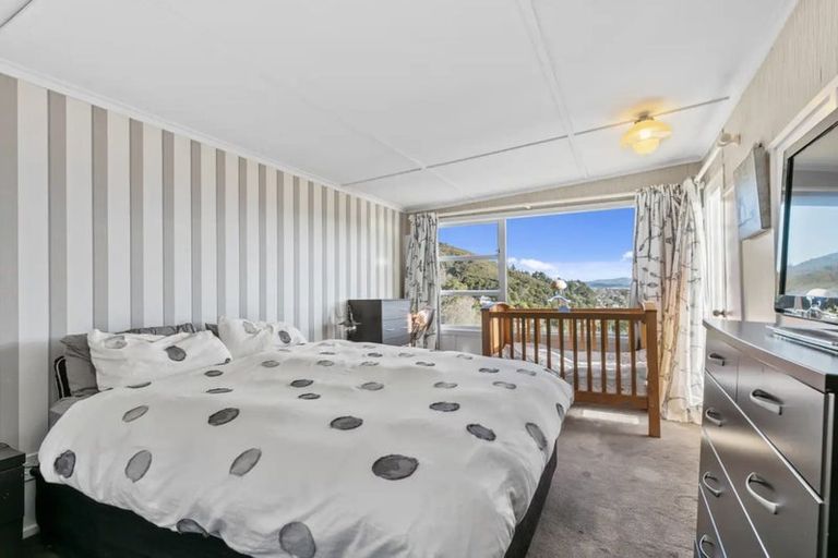 Photo of property in 24 Woodvale Grove, Fairfield, Lower Hutt, 5011