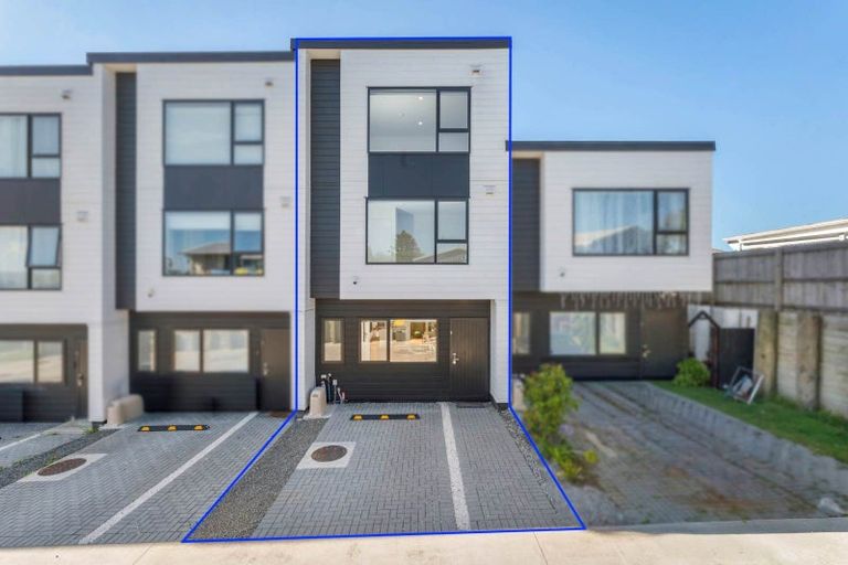 Photo of property in 4d Flaunty Place, West Harbour, Auckland, 0618