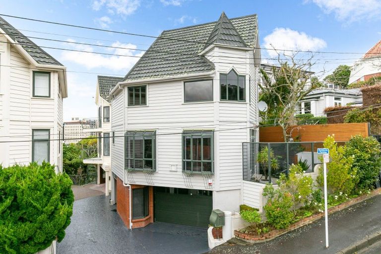 Photo of property in 2/67 Bolton Street, Kelburn, Wellington, 6012