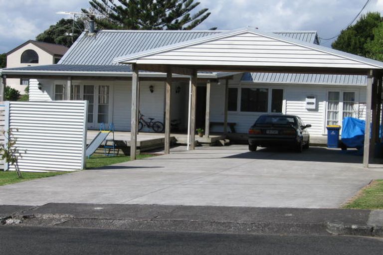 Photo of property in 10a Cleve Road, Green Bay, Auckland, 0604