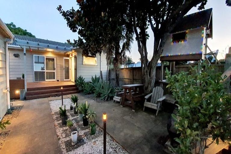 Photo of property in 38 Darren Crescent, Half Moon Bay, Auckland, 2012