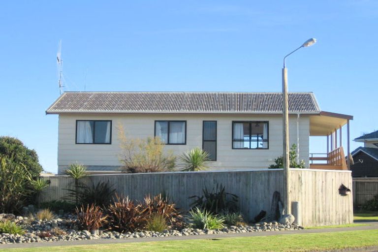 Photo of property in 10 Scott Avenue, Otaki Beach, Otaki, 5512
