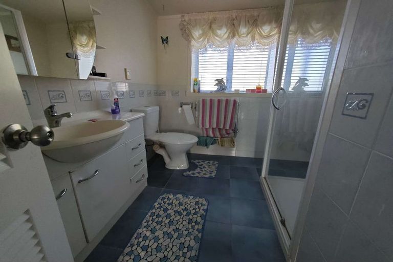 Photo of property in 1/17 Nutsey Avenue, Northcote, Auckland, 0627