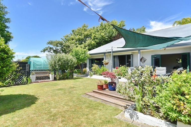 Photo of property in 21 Thornwood Place, Redwood, Christchurch, 8051