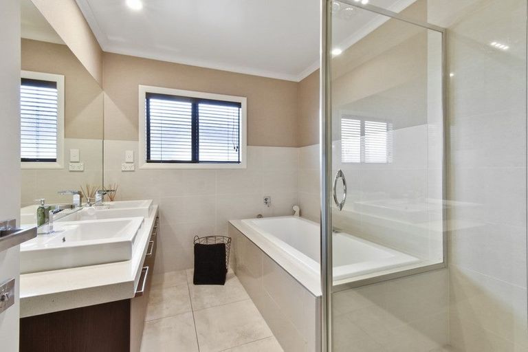 Photo of property in 14 Corsica Way, Karaka, Papakura, 2113