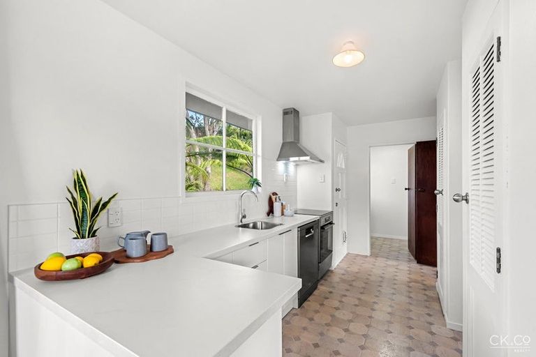 Photo of property in 3 Eastview Grove, Normandale, Lower Hutt, 5010