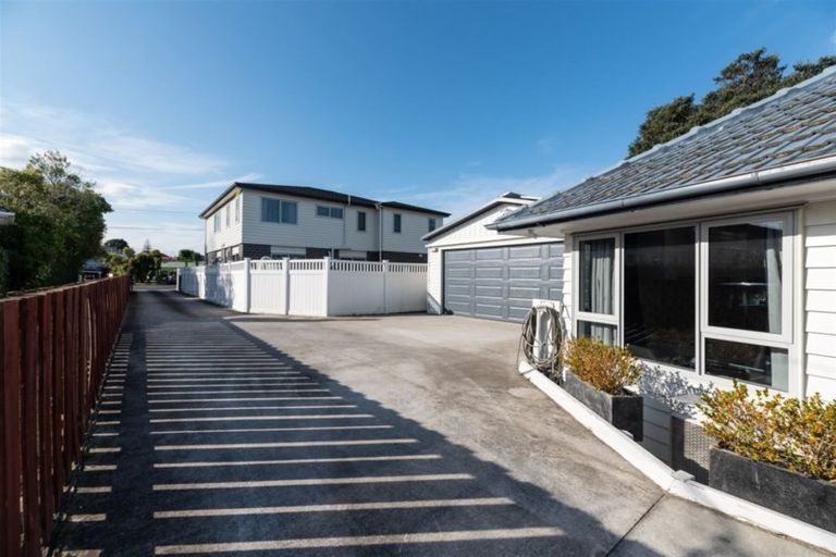 Photo of property in 8a Gloria Avenue, Te Atatu Peninsula, Auckland, 0610