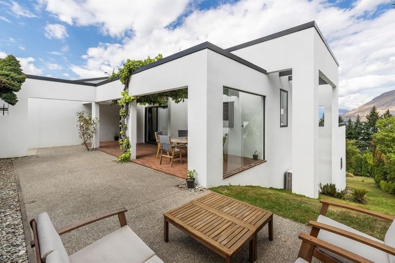 Photo of property in 17 Thorn Crescent, Fernhill, Queenstown, 9300