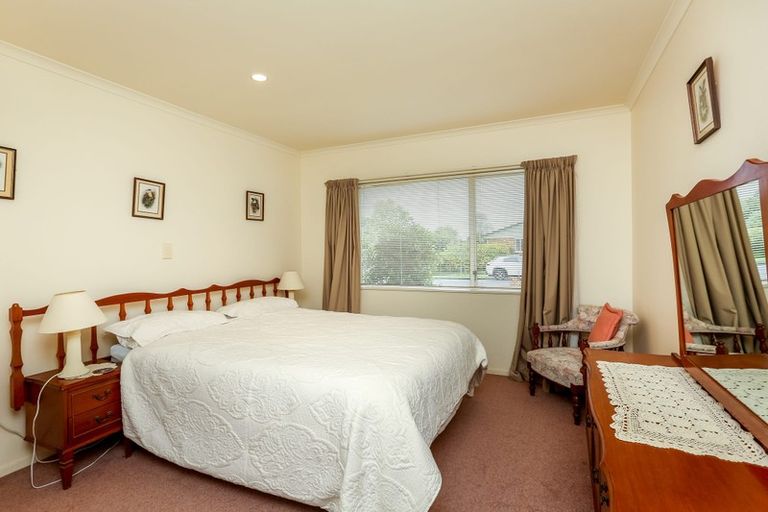 Photo of property in 18 Kinross Drive, Merrilands, New Plymouth, 4312