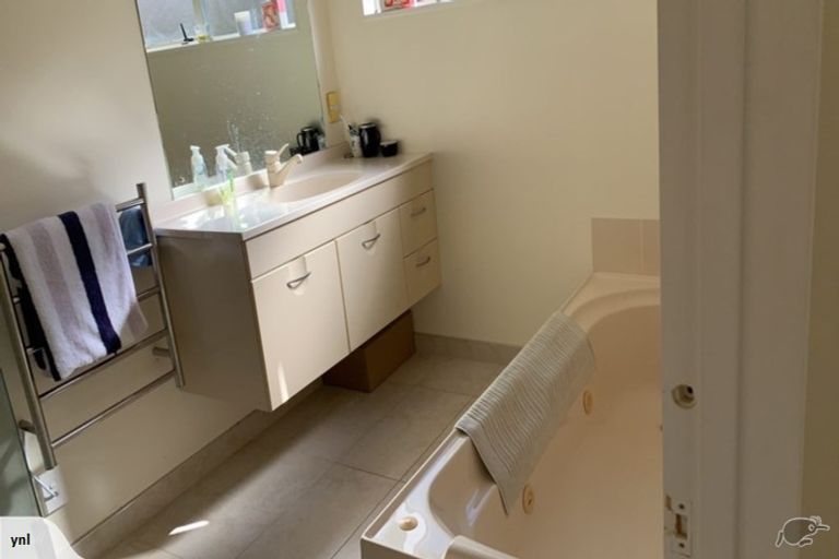 Photo of property in 14 Oakpark Place, West Harbour, Auckland, 0618