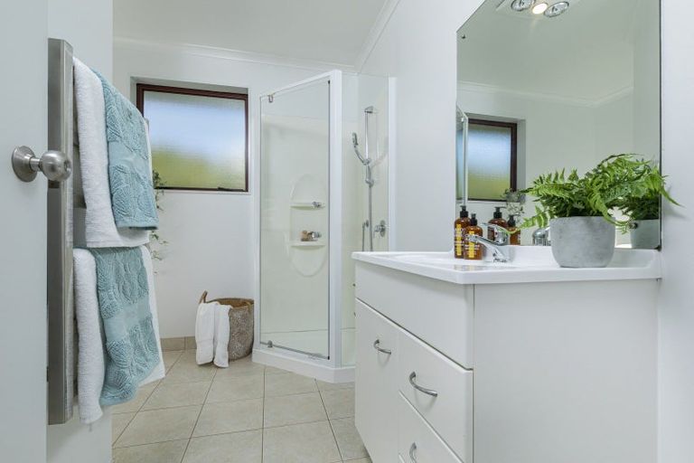 Photo of property in 10 Marbella Crescent, Oteha, Auckland, 0632