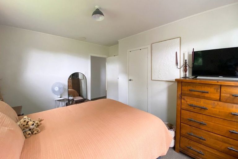 Photo of property in 10 Eastglen Road, Glen Eden, Auckland, 0602