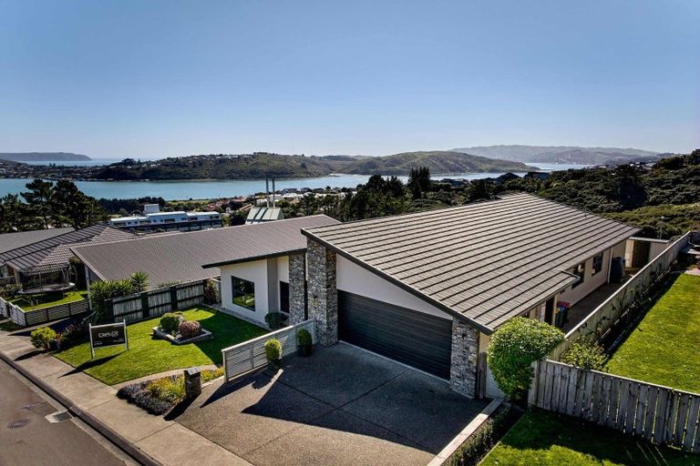 Photo of property in 32 Aspiring Terrace, Aotea, Porirua, 5024