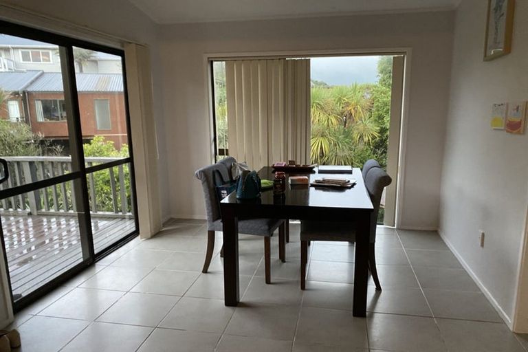 Photo of property in 43 Deverell Place, Northcross, Auckland, 0632