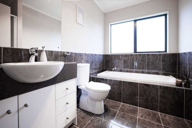 Photo of property in 53 Turnberry Drive, Wattle Downs, Auckland, 2103