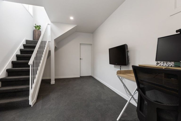 Photo of property in 21 York Crescent, Westown, New Plymouth, 4310