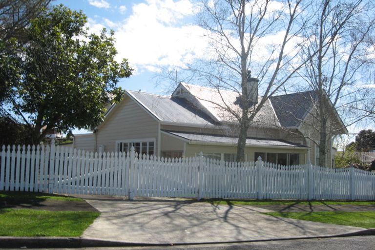 Photo of property in 4 Handley Place, Glen Avon, New Plymouth, 4312