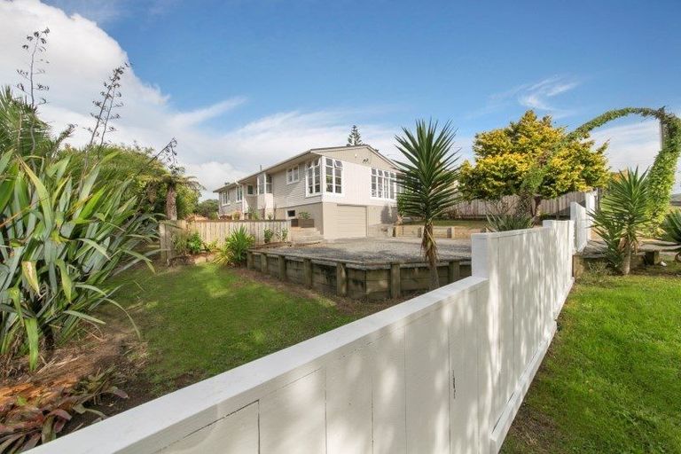 Photo of property in 15 Westall Road, New Lynn, Auckland, 0600