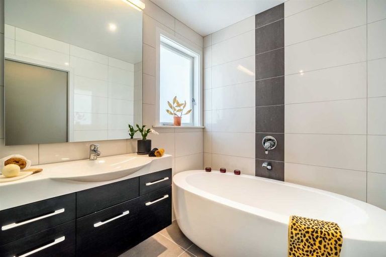 Photo of property in 1/15 Colonial Road, Chatswood, Auckland, 0626