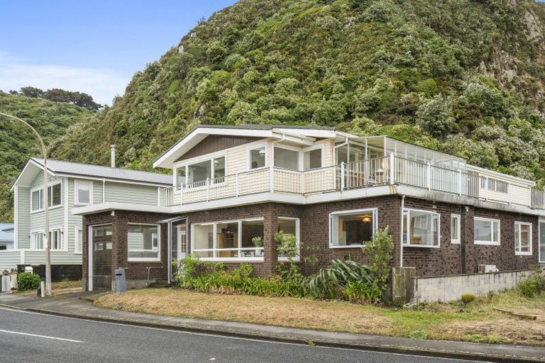 Photo of property in 77 Breaker Bay Road, Breaker Bay, Wellington, 6022