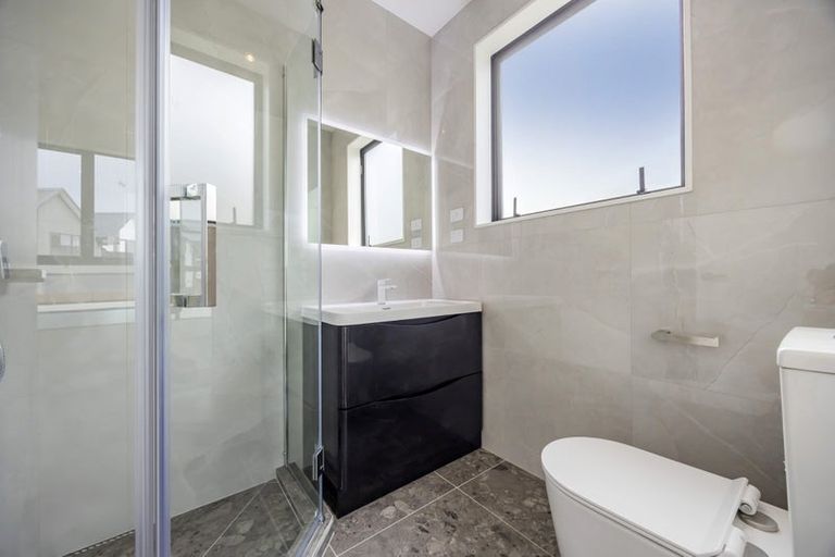 Photo of property in 17 Cara Avenue, Kumeu, 0810