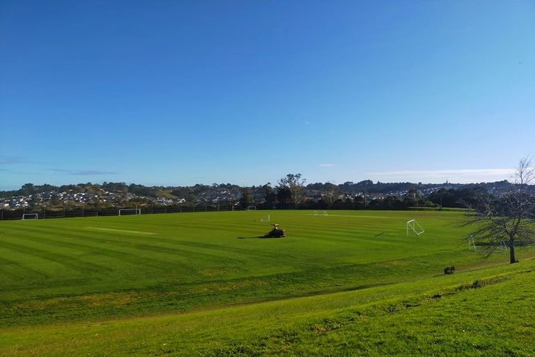 Photo of property in 10/42 Fields Parade, Oteha, Auckland, 0632