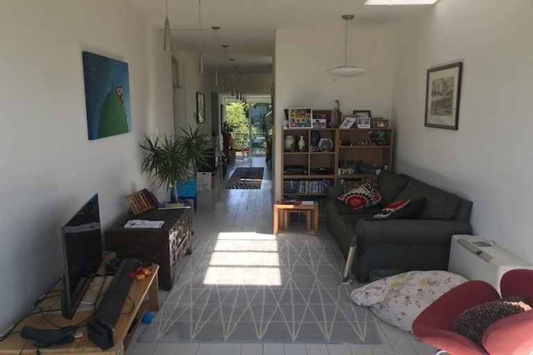 Photo of property in 102 Kelburn Parade, Kelburn, Wellington, 6012