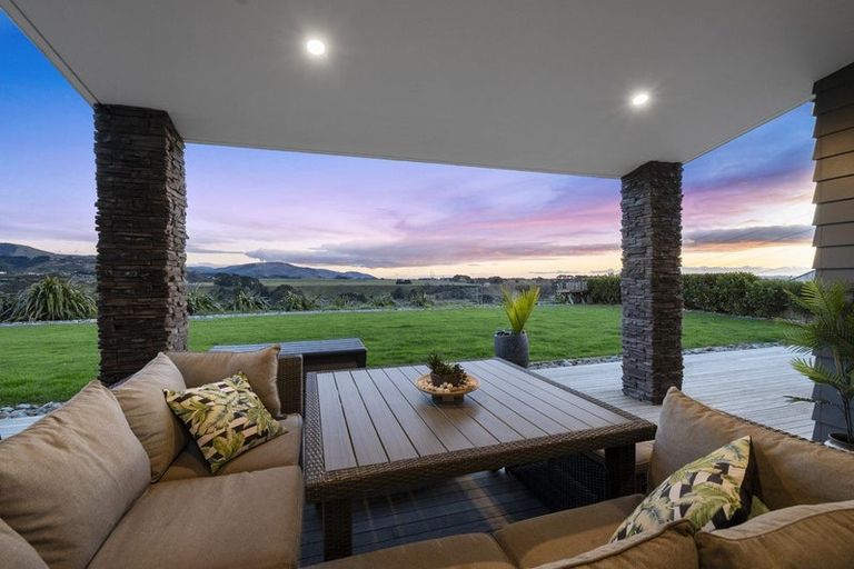 Photo of property in 22 Cyprus Place, Fitzherbert, Palmerston North, 4410